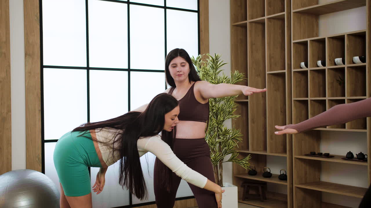 mujeres haciendo yoga en el interior
