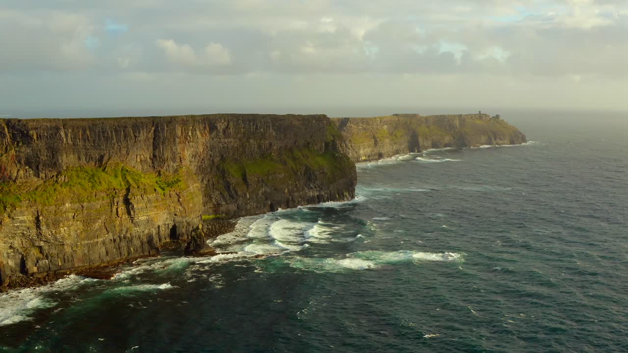 fotografía aérea estática de los acantilados de moher en el condado de clare con olas que se estrellan