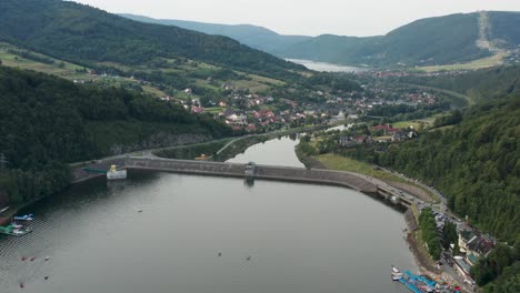 vista desde arriba de la infraestructura de la presa de agua en las montañas tresna y beskid en primer plano