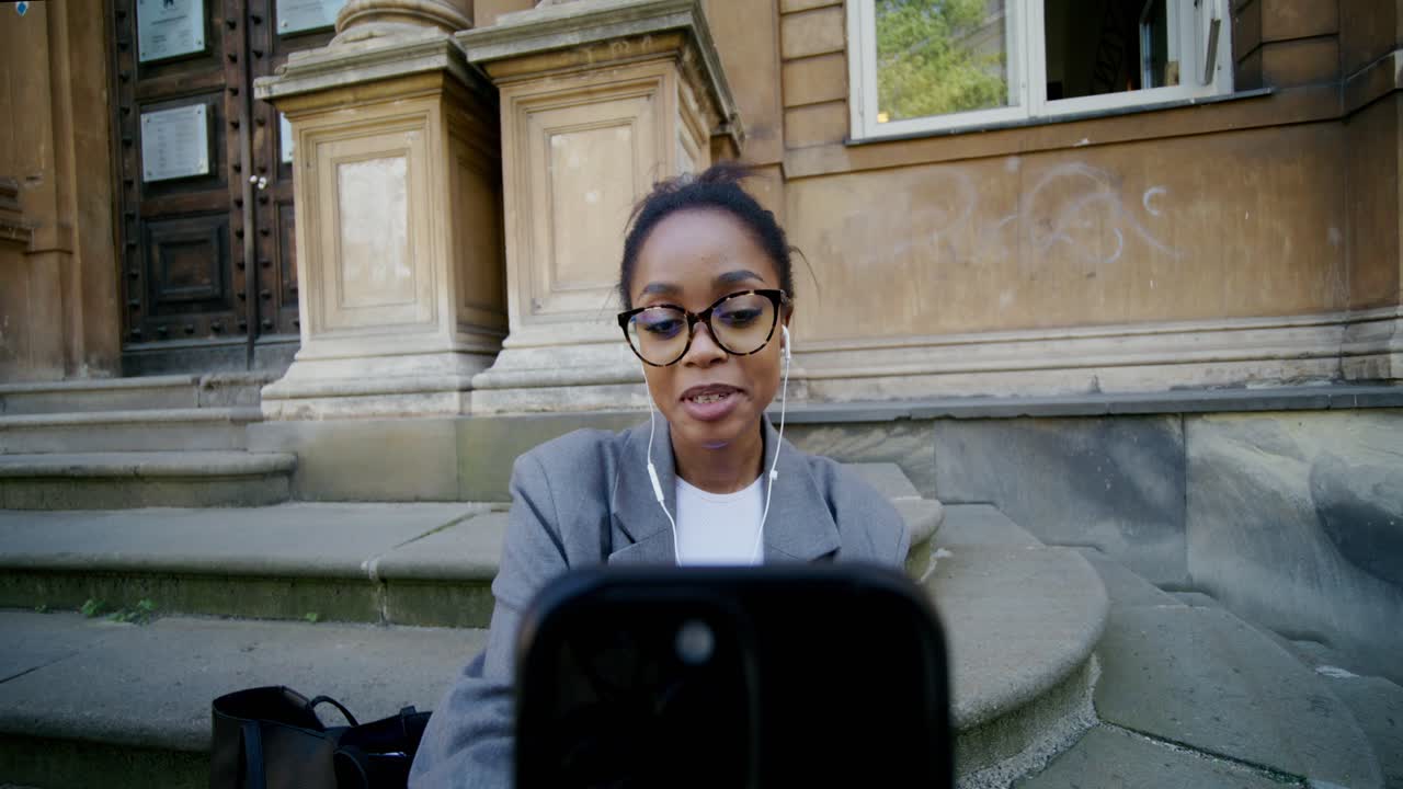 mujer haciendo una llamada de video al aire libre