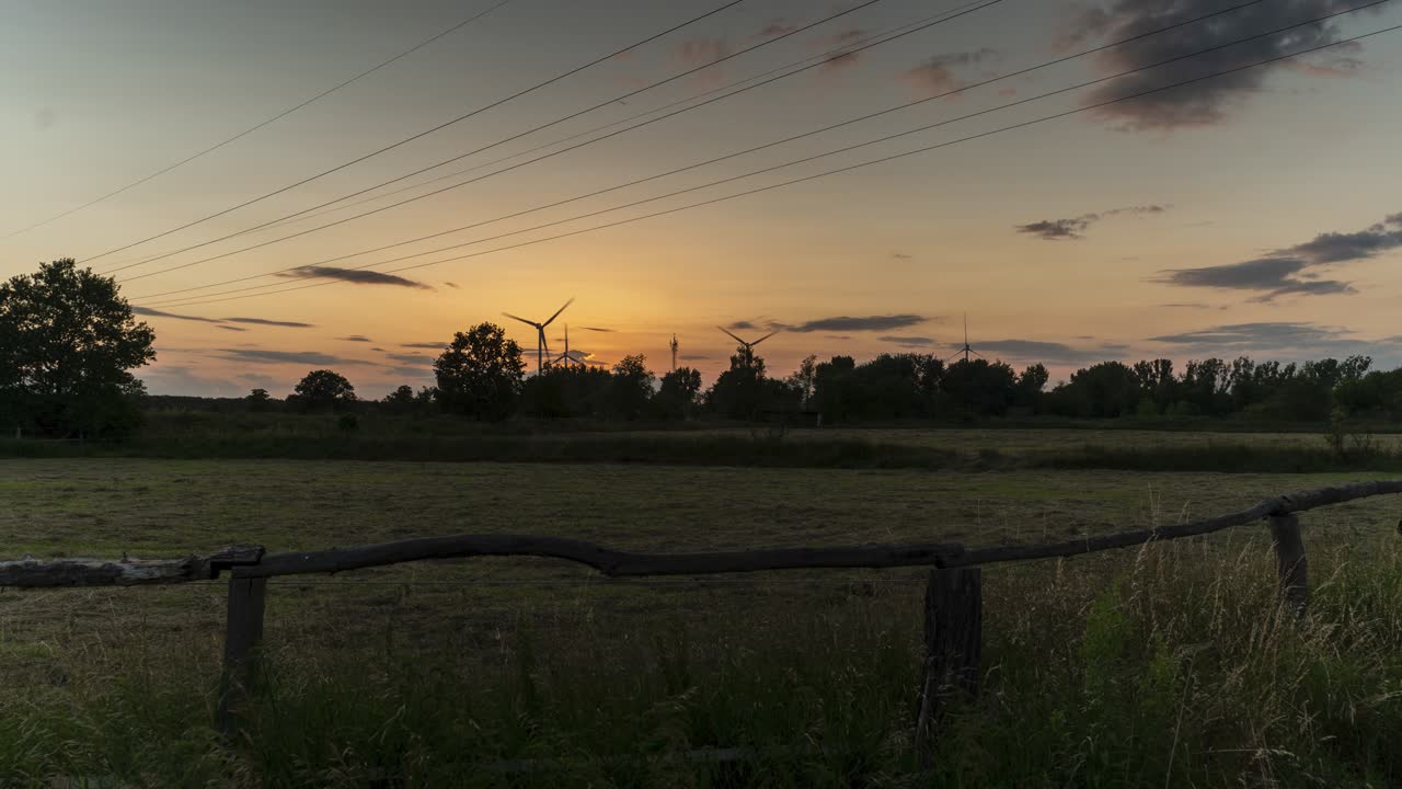 Tidsforløp av bygging av vindturbintårn og blå himmel for å generere ren, fornybar grønn energi