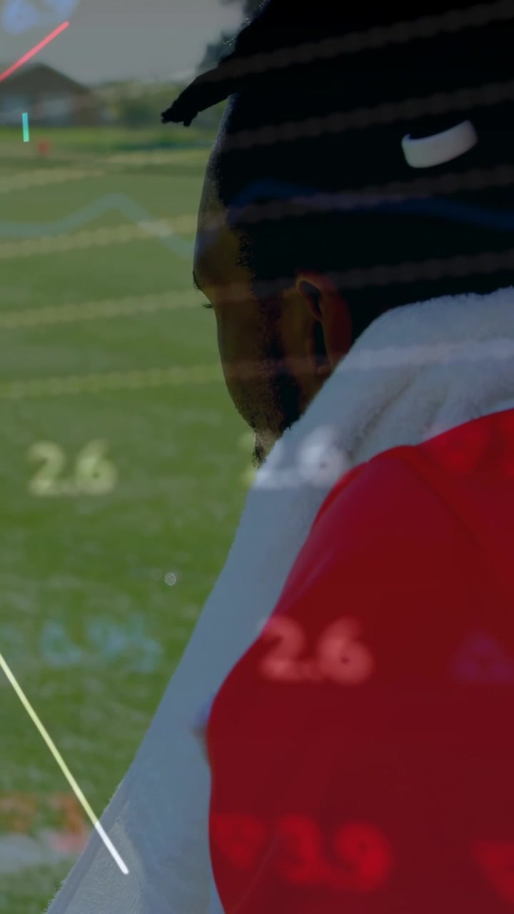 Video verticale: Uomo, giocatore in panchina, segue la partita con grafici sportivi a lato, bevendo da una bottiglia.