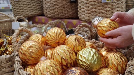 Selección-Y-Compra-En-La-Tienda-De-Adornos-Navideños-Para-El-árbol-De-Navidad.