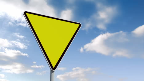 señal de carretera amarilla vacía sobre el cielo nublado