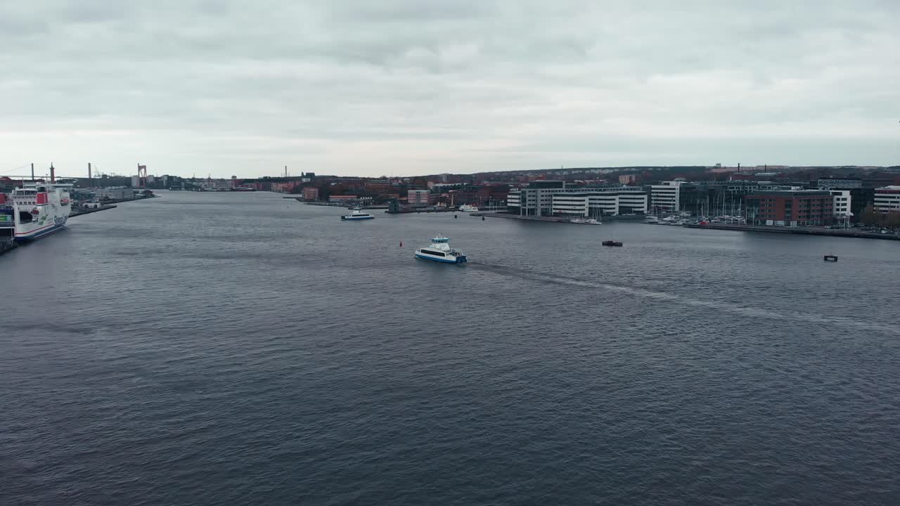 toma aérea de seguimiento de un barco que cruza el canal cerca del puerto de gotemburgo