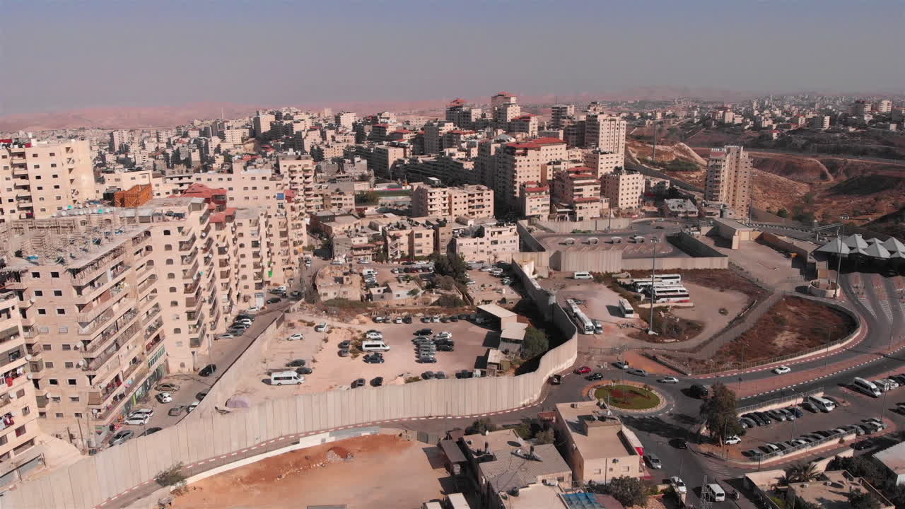Campo profughi palestinese di Gerusalemme Est circondato da muro di sicurezza in cemento