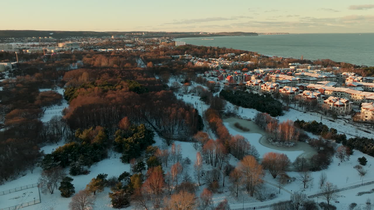 una vista con vistas a las áreas boscosas de przymorze muestra la proximidad a la costa, con el mar báltico en la distancia