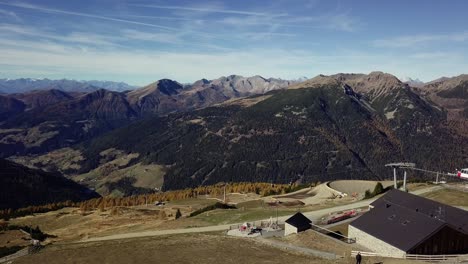 Valle-De-Montaña-Con-Un-Bosque-Y-Casas