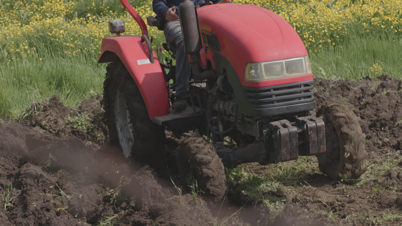 un agricultor en tractor arando tierras agrícolas en