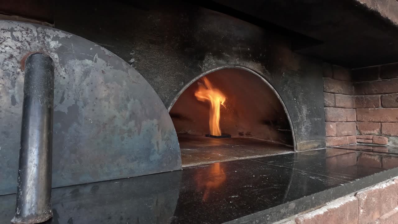 Pizza paistuu uunissa, tarjoillaan viinin kera