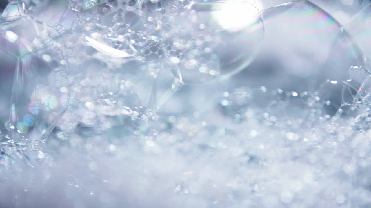 무지개 반사가 있는 사실적인 투명한 비누 거품