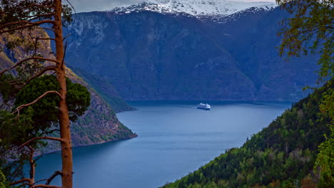 Catamarán-Turístico-Navegando-En-El-Fiordo-De-Aurland,-En-El-Condado-De-Vestland,-Noruega,-En-El-Valle-De-Flam