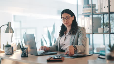 Computadora-Portátil,-Oficina-Y-Mujer-Contadora-Trabajando