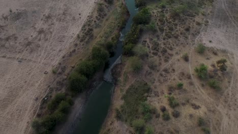 pequeño río en el desierto de senegal, áfrica subsahariana