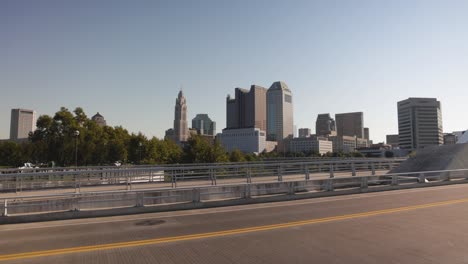 Horizonte-De-Columbus,-Ohio-Con-Puente-Y-Video-Cardán-Caminando-De-Lado