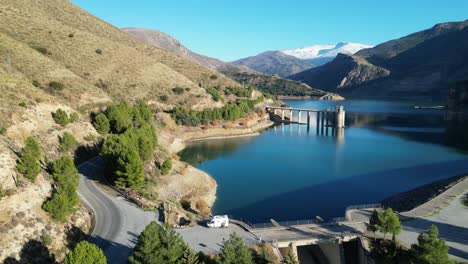 embalse de agua de canales en sierra nevada, andalucía, españa - antena 4k dando vueltas
