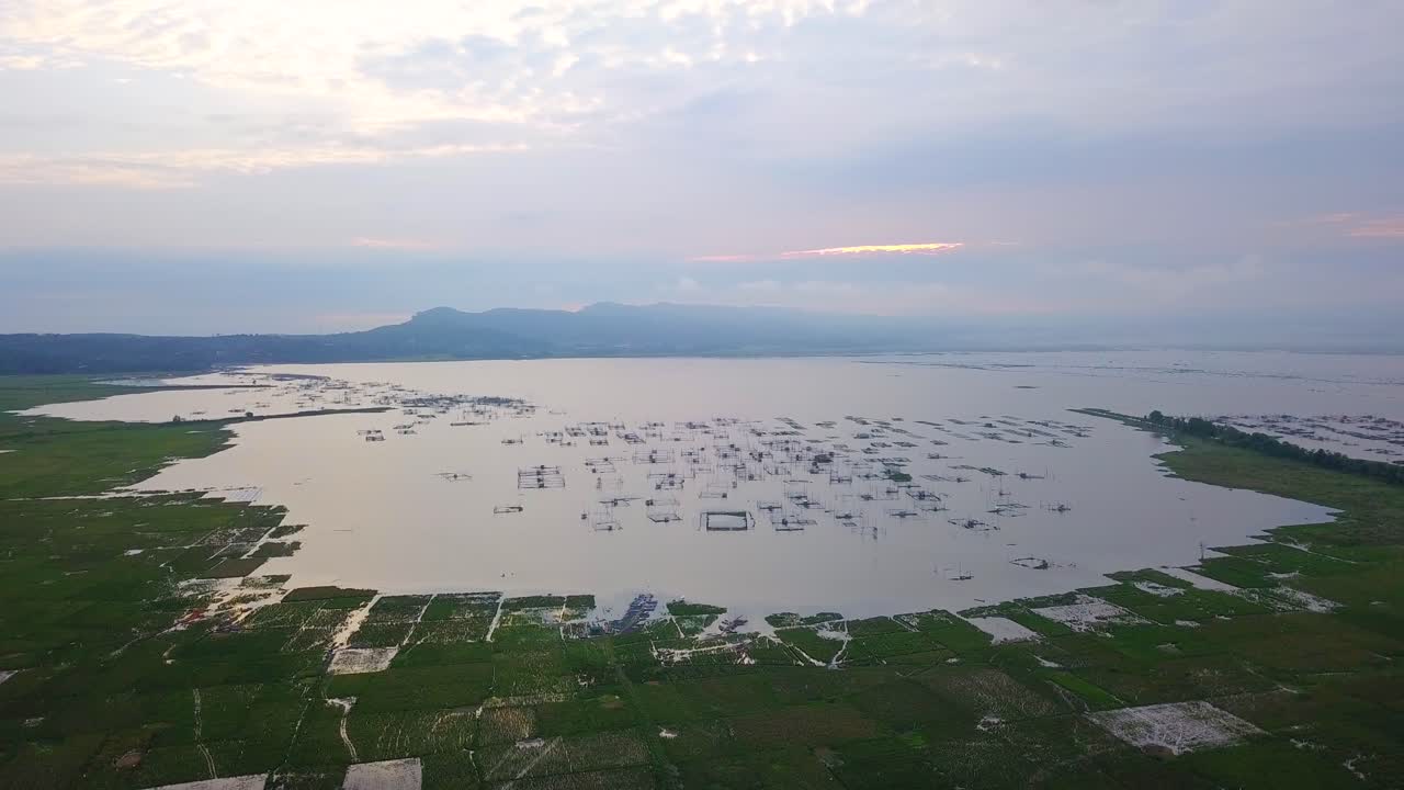 인도네시아 호수와 논에서 떠다니는 어망 케이지의 패닝 항공 보기