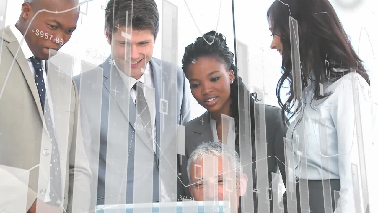 animação de múltiplos gráficos sobre diversos colegas de trabalho discutindo relatórios no escritório