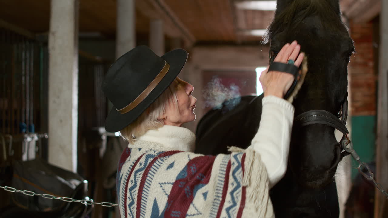 лицо, заботящееся о животном в помещении