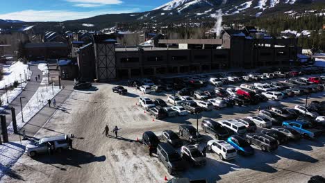 Coches-En-Plazas-De-Aparcamiento-En-La-Estación-De-Esquí-Y-Cabañas-En-La-Nieve-Durante-El-Invierno-En-Steamboat-Springs,-Colorado