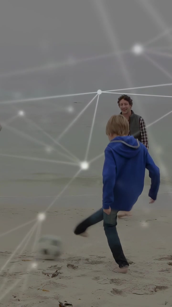 Video verticale: Uomo che spinge la palla, bambino che passa, famiglia che gioca sulla riva, con sovrapposizione tecnologica in movimento