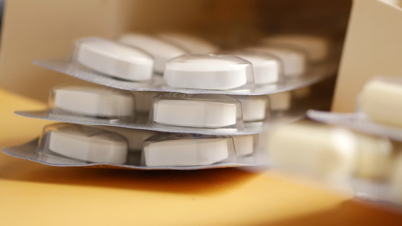 포장 된 색 알약의 클로즈업