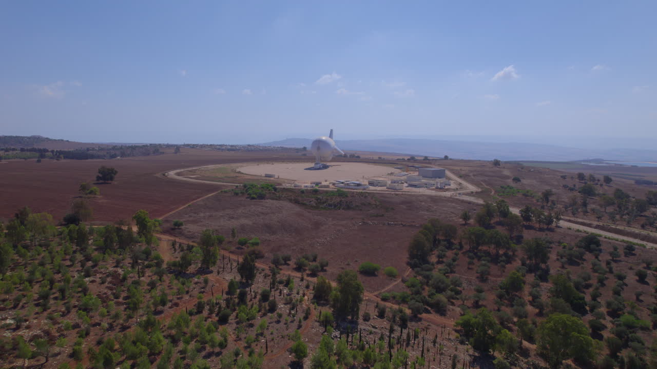 전쟁과 감시를 위해 55 미터 크기의 제플린 풍선