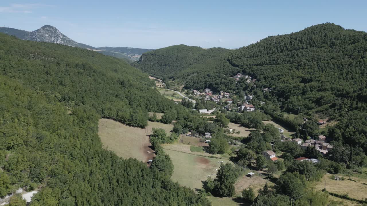 imágenes de drones sobre el lugar de la naturaleza italiana