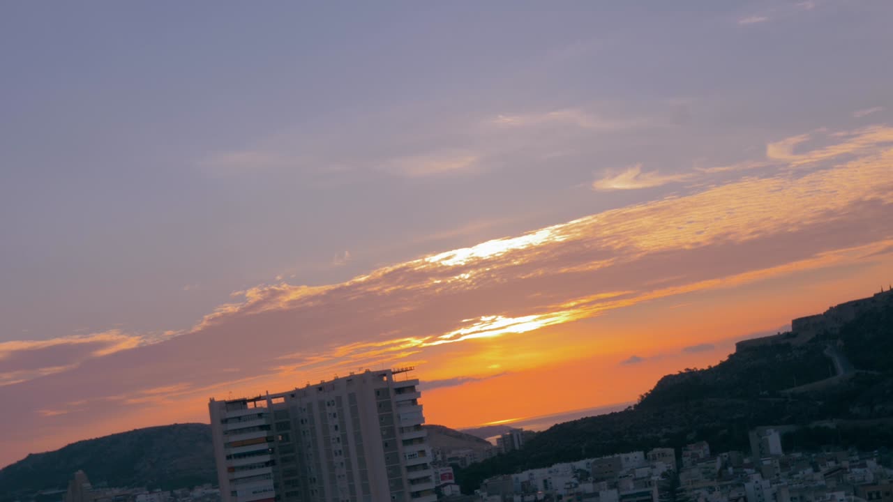Paisagem ao Nascer do Sol de uma Cidade Montanhosa
