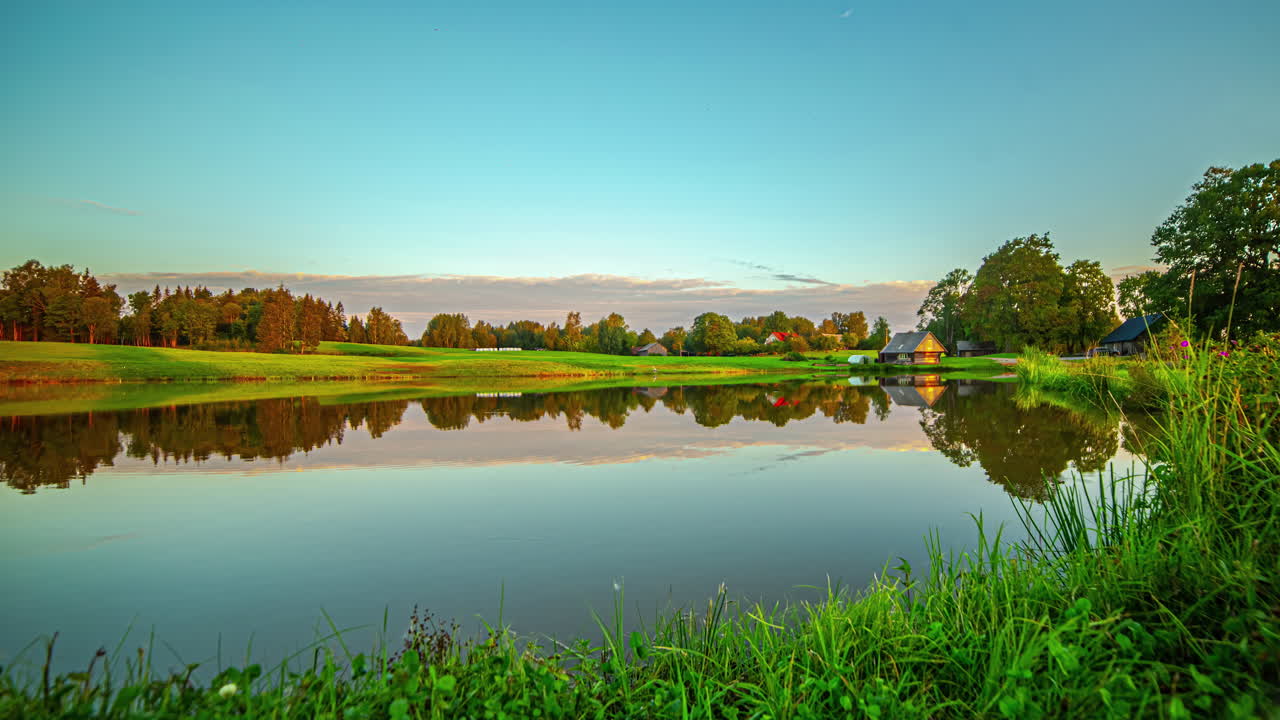 큐러스 구름은 푸른 초원과 나무 사이에 큰 거울 부드러운 호수 위로 미끄러집니다.