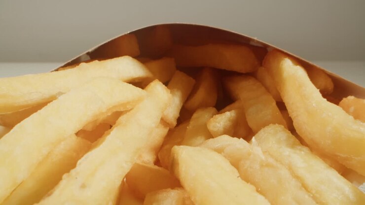 knusprige pommes frites in einer papiertüte