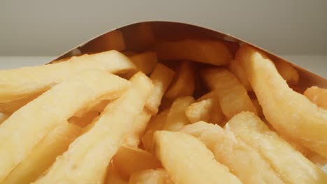 patatas fritas crujientes en una bolsa de papel