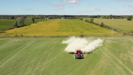 Tractor-Agrícola-Esparciendo-Polvo-Blanco-Frente-ángulo-Alto