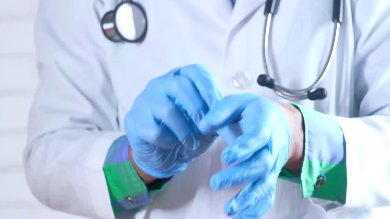 O médico vestindo luvas