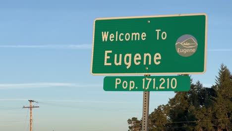 toma fija de la señal de bienvenida de eugene, oregón, con la población