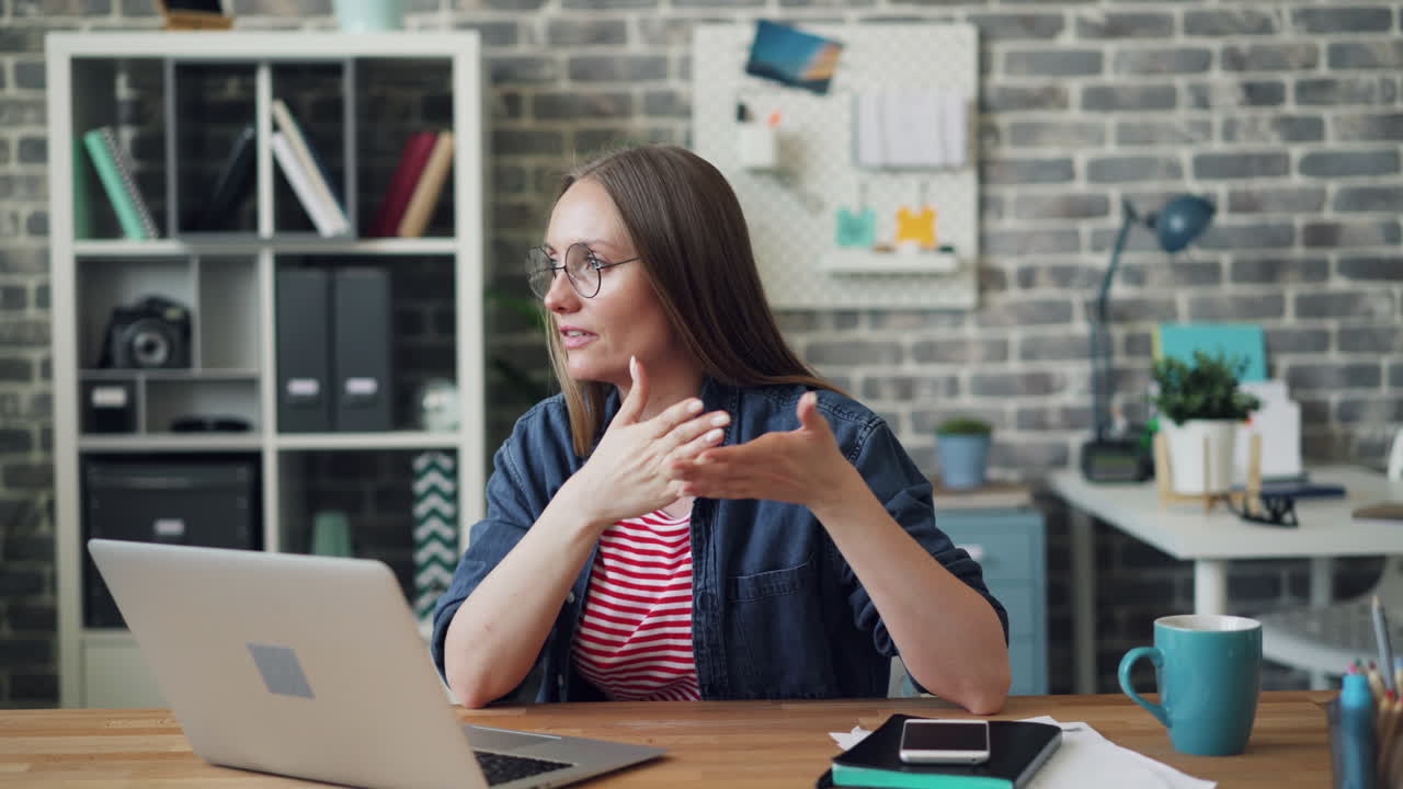 mujer trabajando desde casa en la computadora portátil