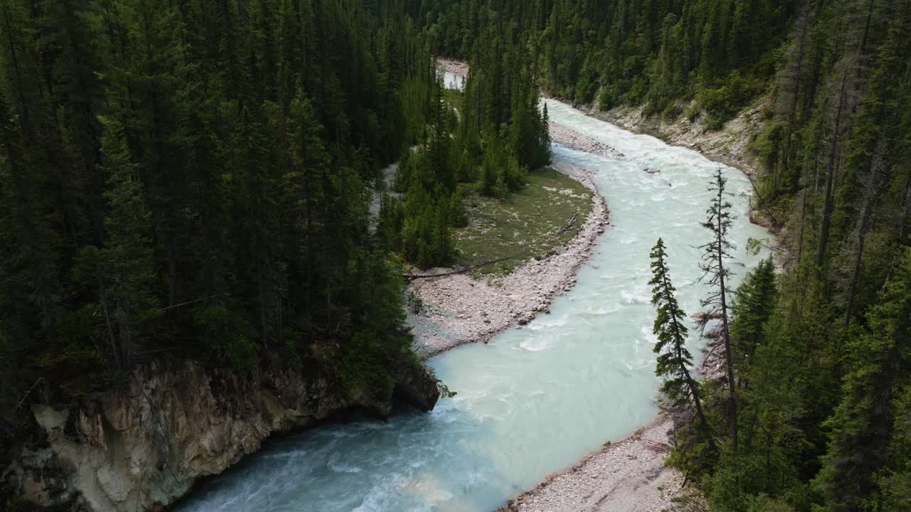 drone filmado siguiendo el sinuoso río blaeberry, un día soleado en bc, canadá