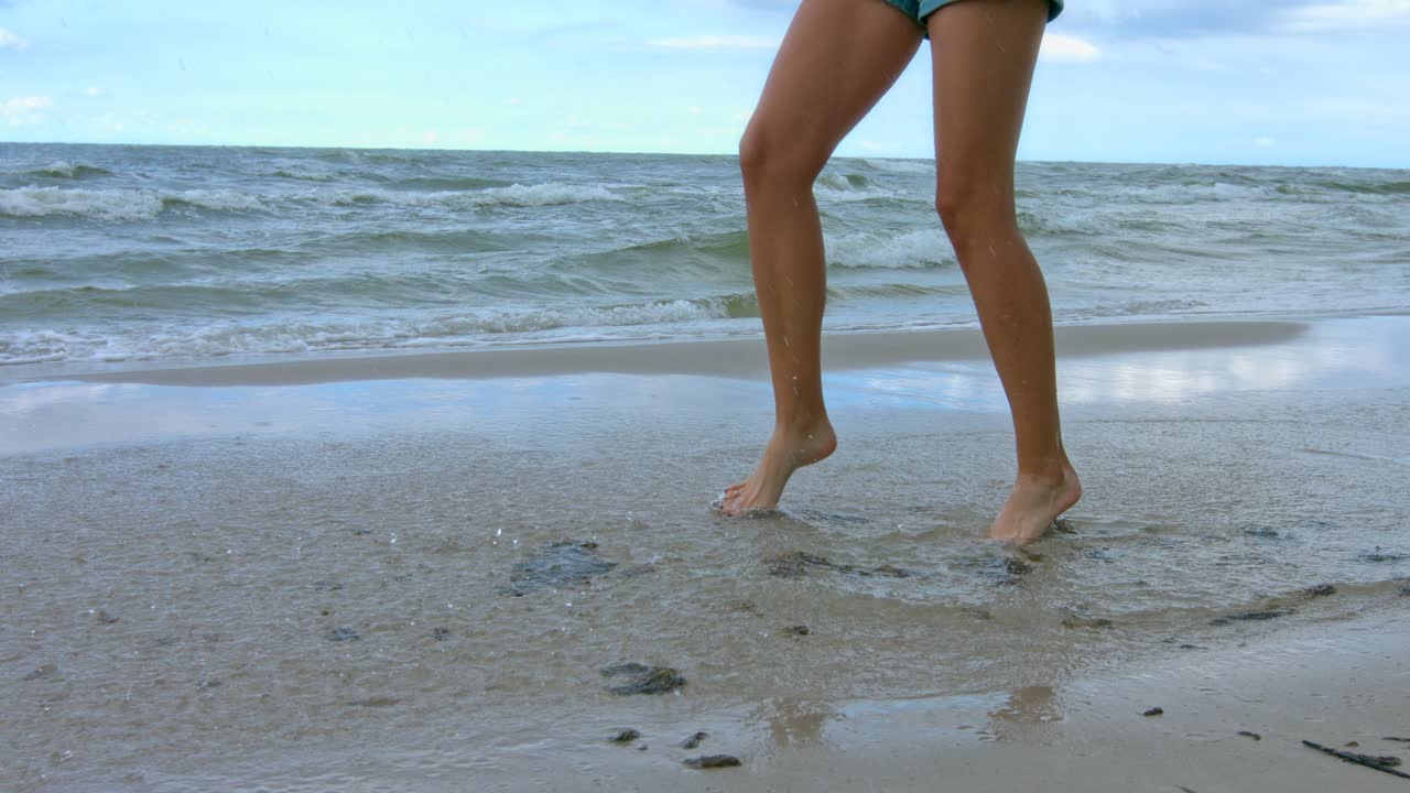 Una donna che gioca da sola nell'oceano in estate