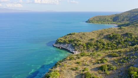 Luftaufnahme-Von-Monte-Rio-Strand-Und-Meerstück-In-Azua,-Dominikanische-Republik-Im-Sommer