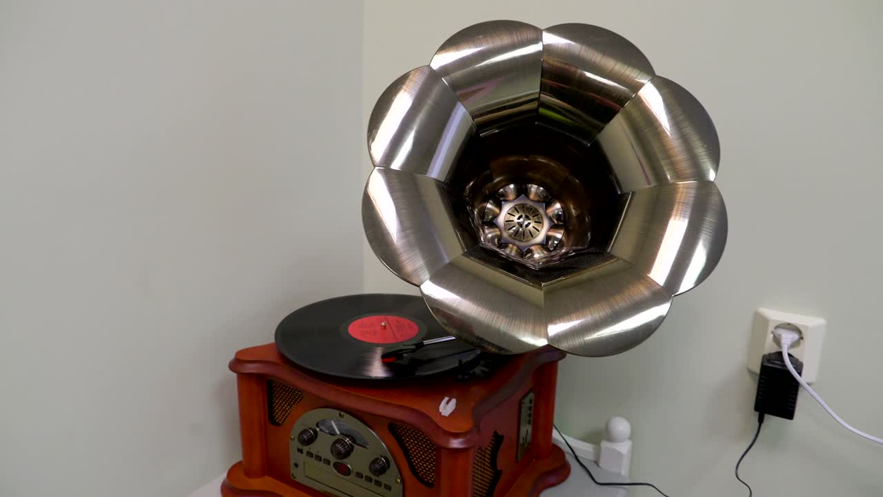 방에 있는 그라모폰의 은색 금속