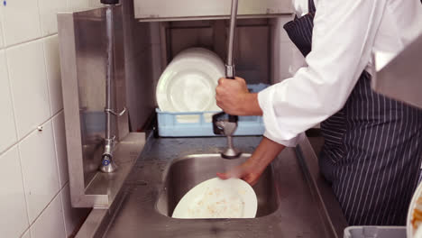 placas de limpieza de portero de cocina en el fregadero
