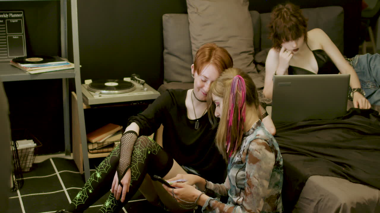 друзья в спальне