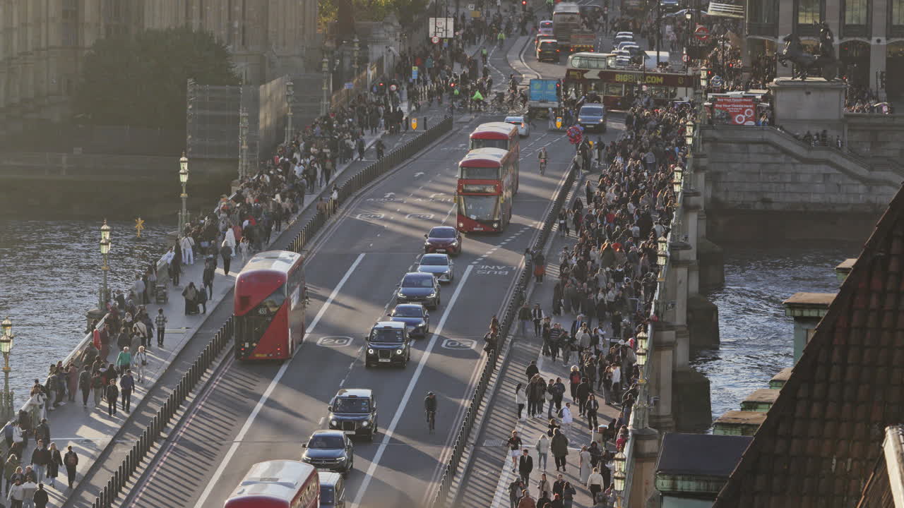 런던 브릿지는 보행자와 교통으로 비고 있습니다.