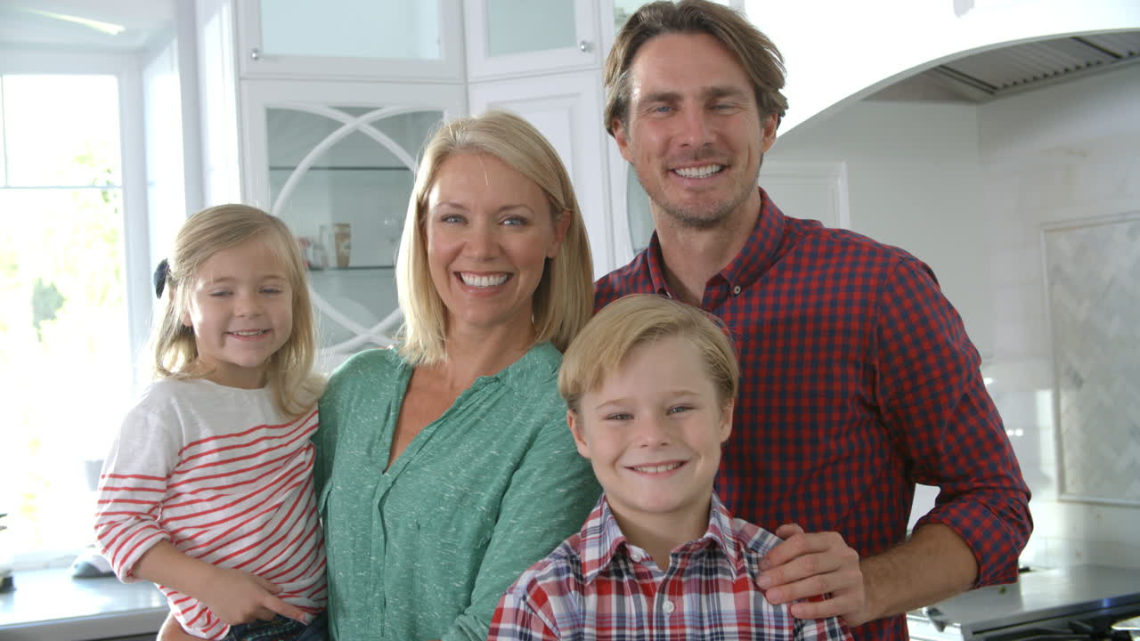Portræt af familie i moderne køkken, slow motion