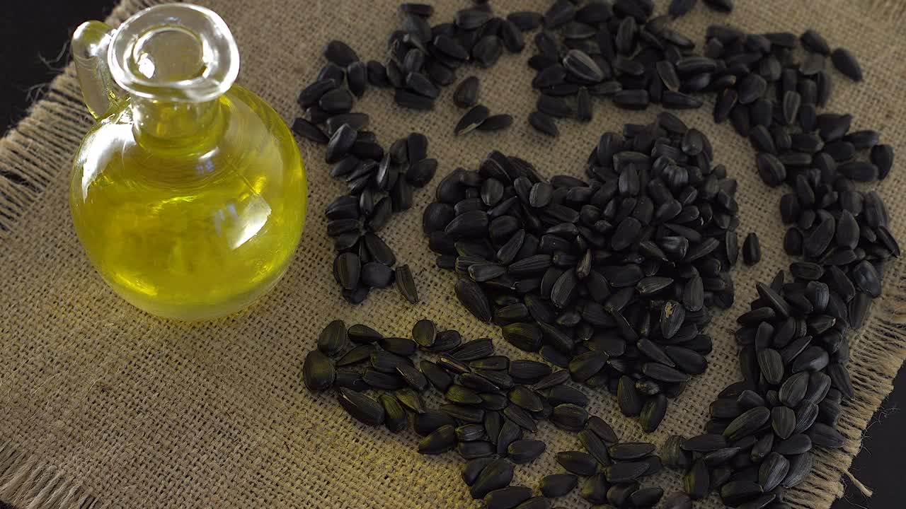 태양꽃 씨과 기름을 가까이 어보세요.