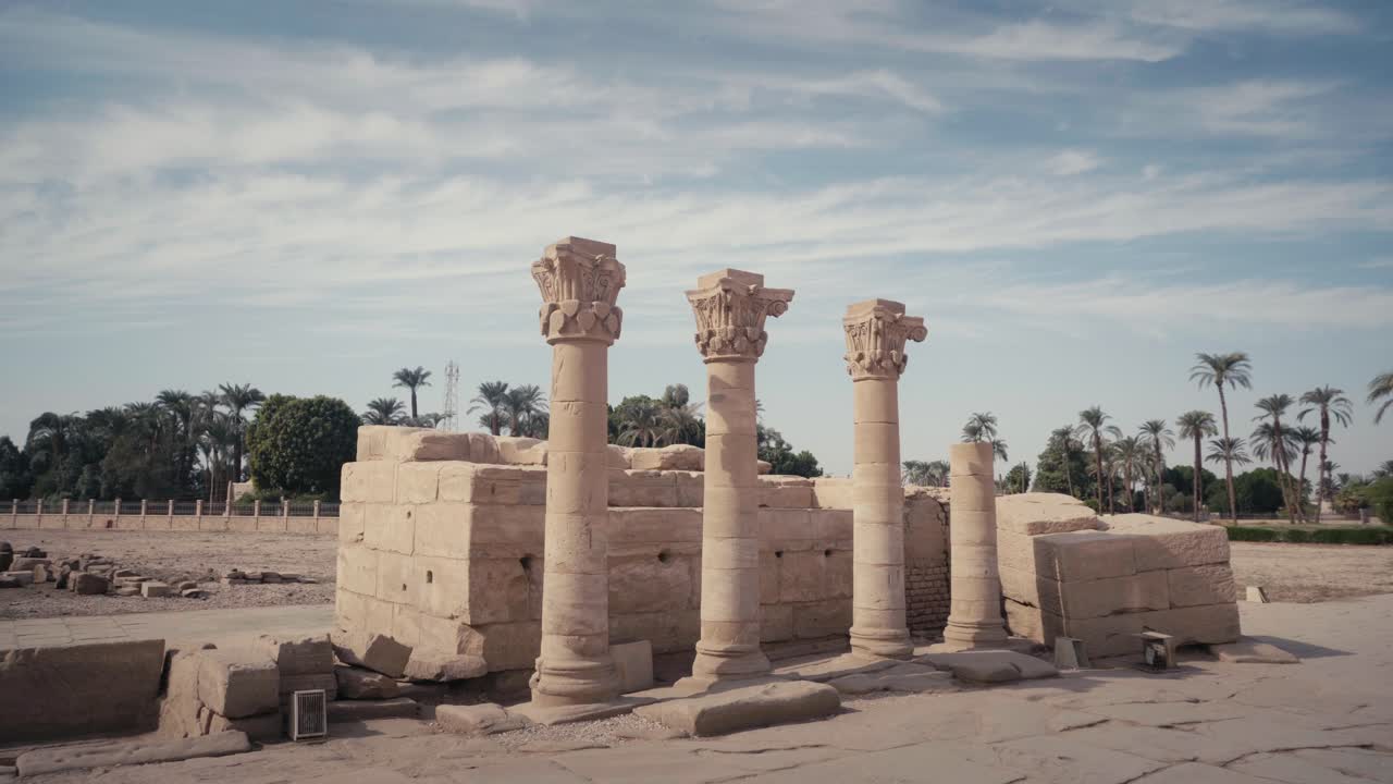 columnas en la puerta de entrada del templo de hathor