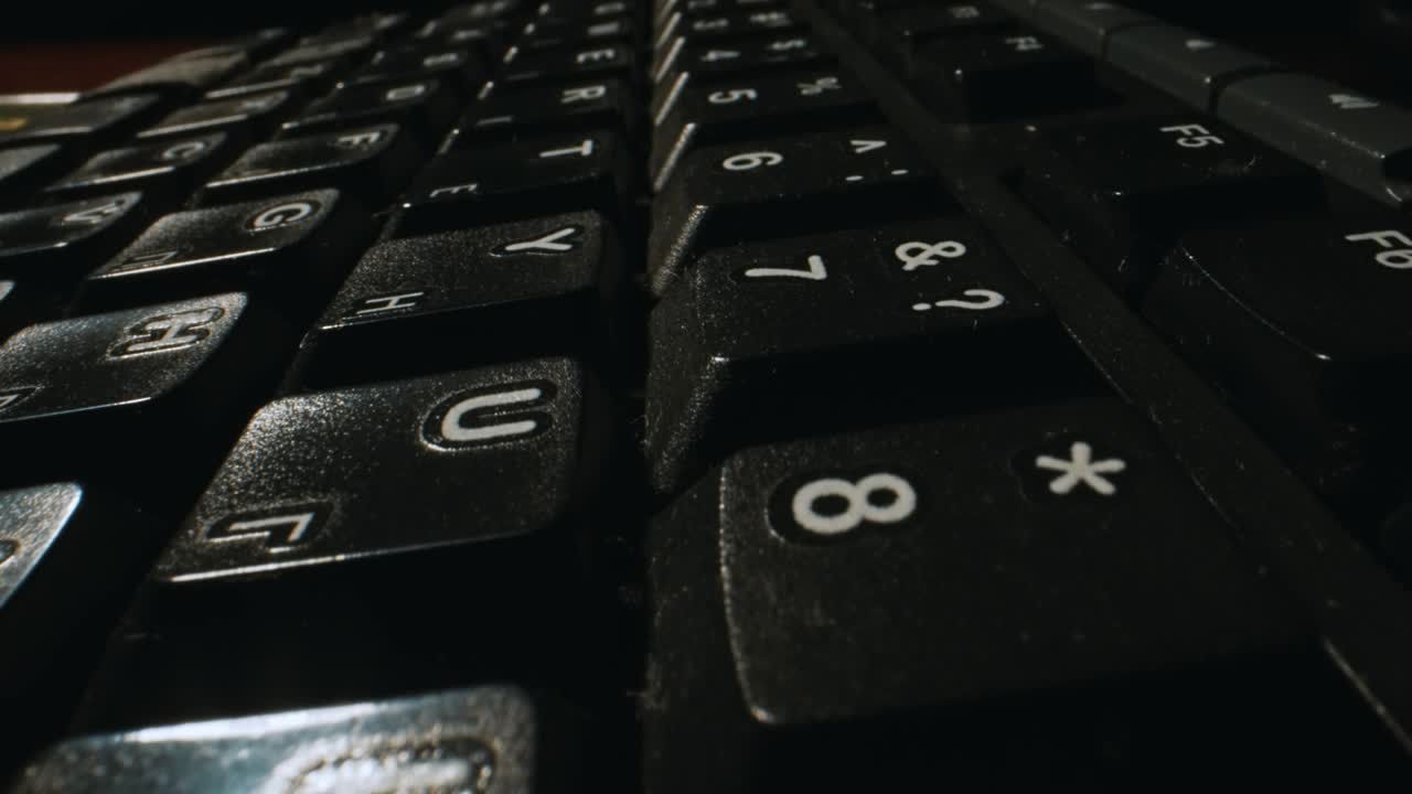 камера летит над черной русско-английской клавиатурой.