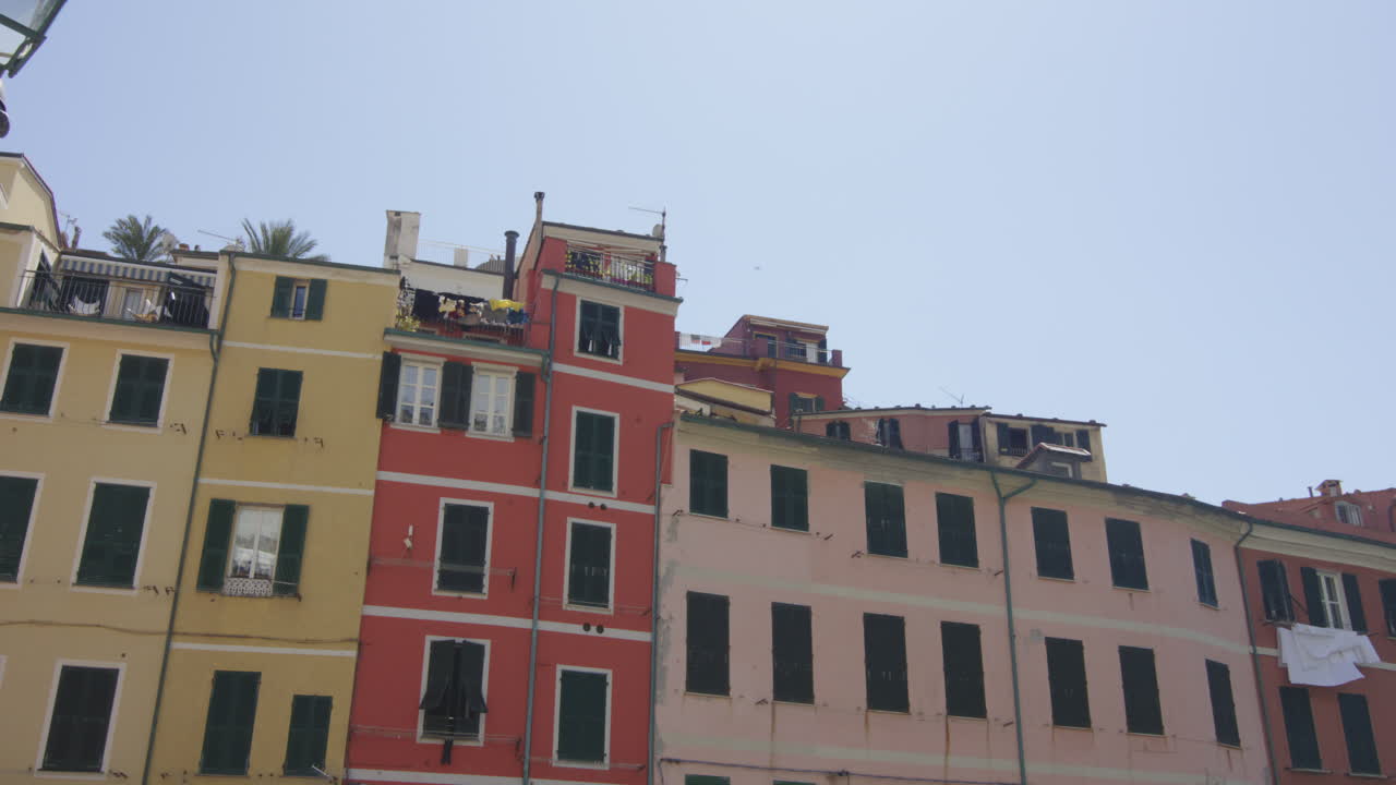 fachada colorida de los edificios en el casco antiguo de monterosso en cinque terre, italia