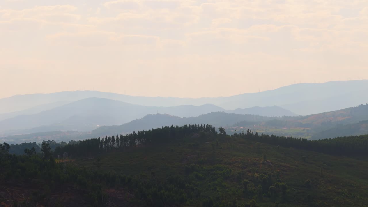 paisaje del norte de portugal que muestra cadenas montañosas en capas que crean un efecto de paralaje