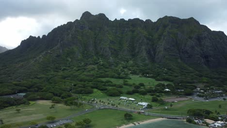 tomada aérea de un avión no tripulado de hawai junto a la costa.